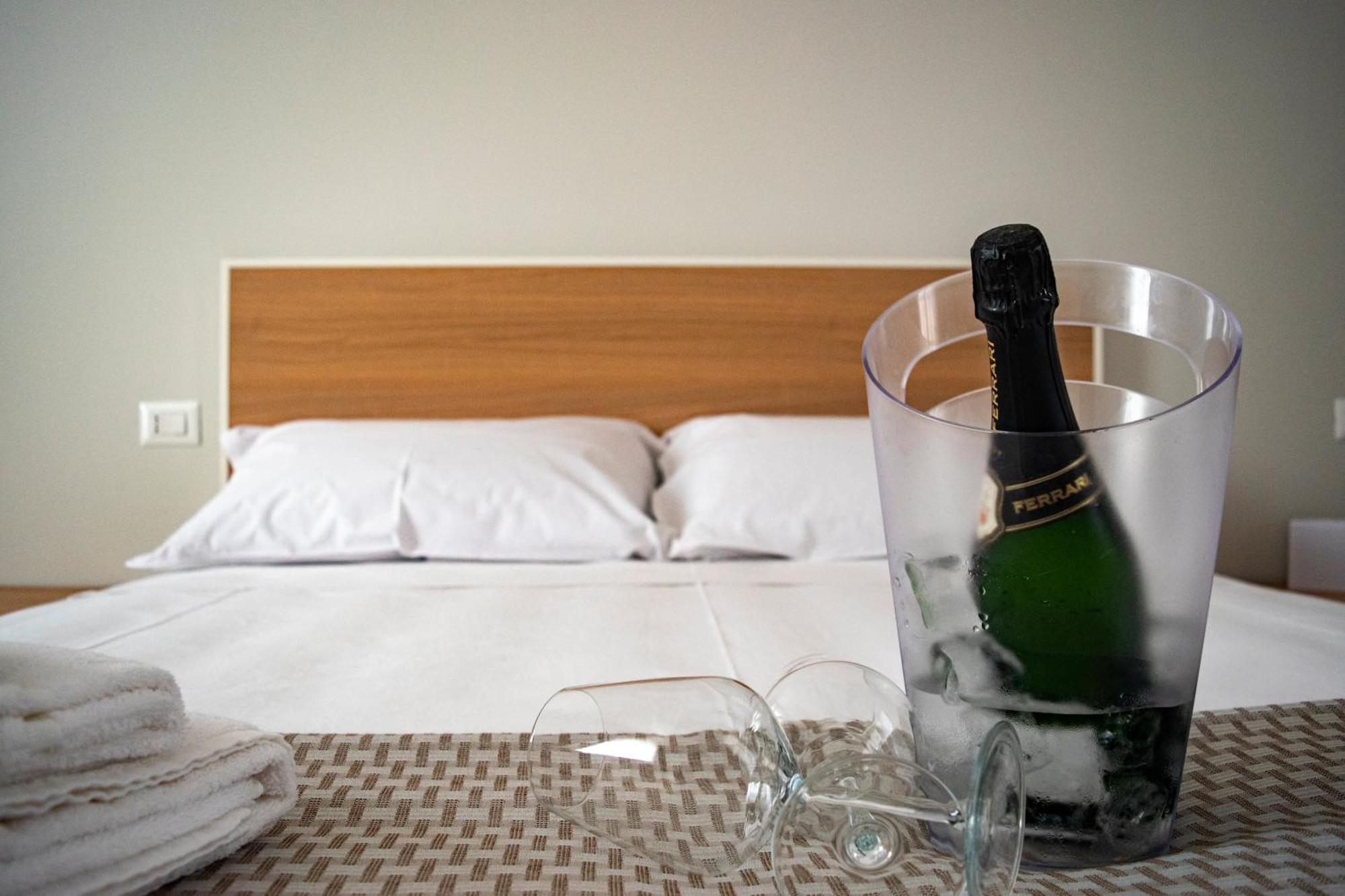 Ferrari Rooms & Apartments Порто-Чезарео Экстерьер фото